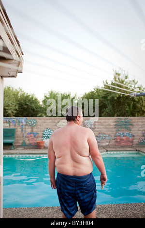 Hughson, California, Vereinigte Staaten von Amerika.  Eine übergewichtige Teenager tummelt sich am Pool. Stockfoto