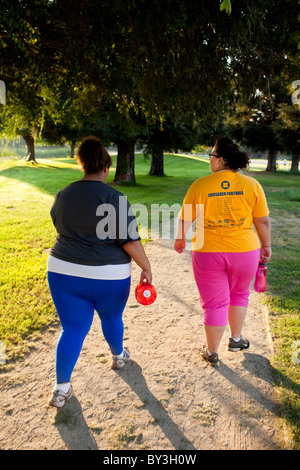 Reedley, California, Vereinigte Staaten von Amerika.  Übergewichtige Jugendliche gehen für einen Spaziergang am Morgen. Stockfoto