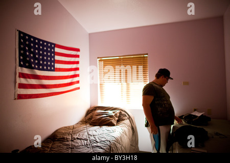 Reedley, California, Vereinigte Staaten von Amerika.  Eine übergewichtige Teenager scrollt durch seinen iPod Wellspring Academy, ein Internat für Stockfoto
