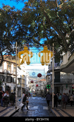 Eine schmale Straße mit Weihnachtsdekoration in das Zentrum von Funchal, Madeira Stockfoto