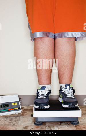 Reedley, California, Vereinigte Staaten von Amerika.  Eine übergewichtige Teenager wiegt bei Wellspring Academy, ein Internat für Fettleibigkeit. Stockfoto