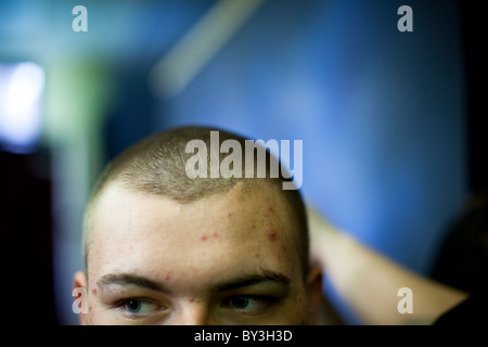 Reedley, California, Vereinigte Staaten von Amerika.  Ein Teenager bekommt einen Buzz-Haarschnitt. Stockfoto