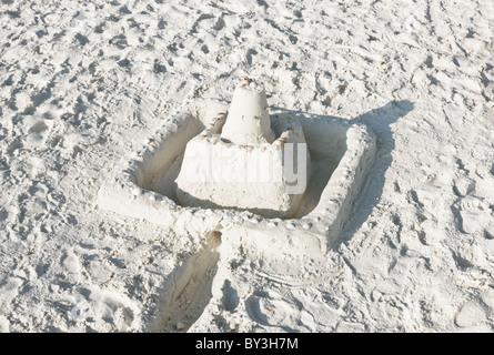 Schön gestaltete Sandburg gebaut auf einen Sommerurlaub Stockfoto