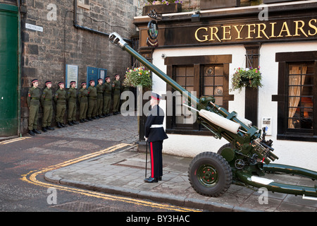 Offizier in der Armee & Kadetten außerhalb Greyfriars Kirkyard, Edinburgh Greyfriars Bobby zu Ehren und feiern 150 Jahre 01:00 Pistole Stockfoto