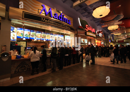 Drängen Sie sich Schlange vor Madina Food-Court in Vaughan Mills Mall in Toronto, Kanada Stockfoto