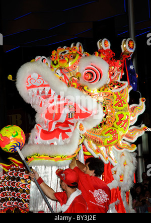 Ein großer Drache nimmt Teil an das Chinesische Neue Jahr twilight Parade in Sydney, Australien; Dragon dance; Chinese Dragon Kostüm; multi-cultural festival Stockfoto