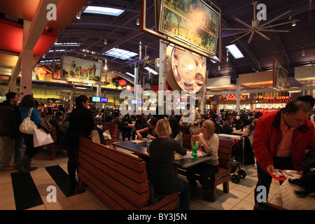 Leute im Food Court Bereich in Vaughan Mills Mall, Ontario, Kanada 2010 Stockfoto