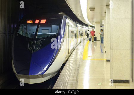 Moderne high-Speed-Expresszug zum Flughafen Tokio-Narita, Japan, warten auf Fahrgäste an einer u-Bahnstation in Tokyo Stockfoto