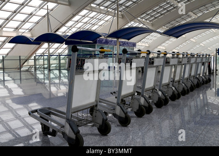 Reihe von Gepäckwagen im Flughafen von Peking Stockfoto