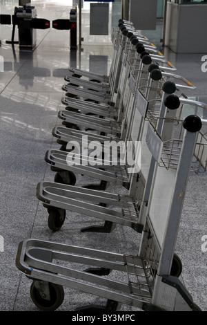 Reihe von Gepäckwagen im Flughafen von Peking Stockfoto