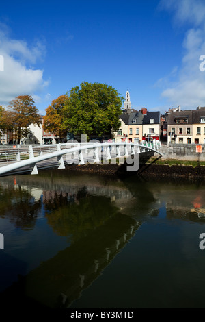 Die Millenium-Fuß-Brücke über den Fluss Lee, mit dem Shandon Turm erscheinen im Hintergrund Stadt Cork, Irland Stockfoto