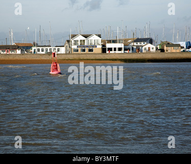 Felixstowe Fähre Mündung des River Deben Suffolk England, in dessen Mittelpunkt der Segelclub Stockfoto