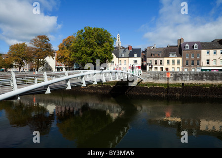 Die Millenium-Fuß-Brücke über den Fluss Lee, mit dem Shandon Turm erscheinen im Hintergrund Stadt Cork, Irland Stockfoto