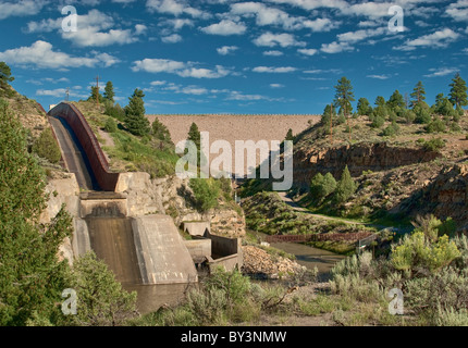 Hochwasserentlastung am El-Vado-Damm am Rio Chama in der Nähe von Tierra Amarilla, New Mexico, USA Stockfoto