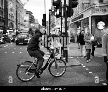 Mann Reiten mieten Zyklus (Boris Rad) in London. Stockfoto