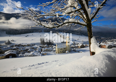 Gelben Kirche bedeckt mit Schnee in Italien, Sexten Stockfoto