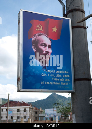 Dalat, Vietnam, ein propagandaplakat attraktiv für Menschen zu folgen verstorbenen Präsidenten Ho Chi Minh moralische Werte im ganzen Land gesehen werden kann. Stockfoto