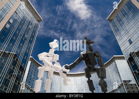 Spielzeug Bausteine Menschen Handshake auf Bürogebäude Hintergrund Stockfoto