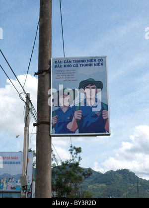 Dalat, Vietnam, ein propagandaplakat attraktiv für Menschen zu folgen verstorbenen Präsidenten Ho Chi Minh moralische Werte im ganzen Land gesehen werden kann. Stockfoto