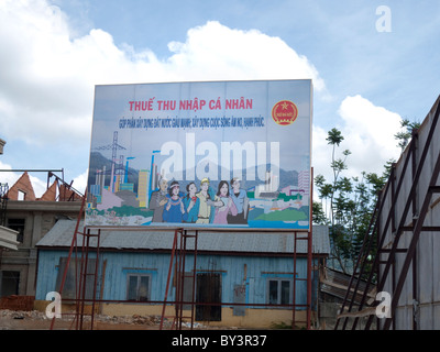 Dalat, Vietnam, ein propagandaplakat attraktiv für Menschen zu folgen verstorbenen Präsidenten Ho Chi Minh moralische Werte im ganzen Land gesehen werden kann. Stockfoto