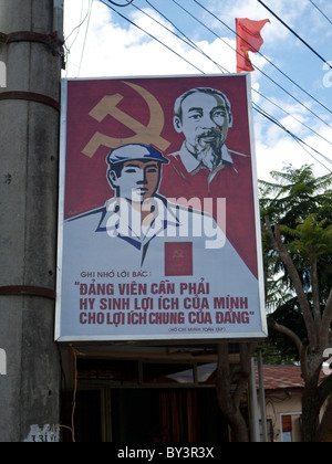 Dalat, Vietnam, ein propagandaplakat attraktiv für Menschen zu folgen verstorbenen Präsidenten Ho Chi Minh moralische Werte im ganzen Land gesehen werden kann. Stockfoto