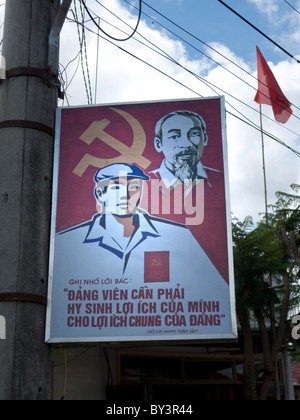 Dalat, Vietnam, ein propagandaplakat attraktiv für Menschen zu folgen verstorbenen Präsidenten Ho Chi Minh moralische Werte im ganzen Land gesehen werden kann. Stockfoto