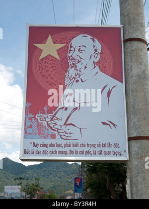 Dalat, Vietnam, ein propagandaplakat attraktiv für Menschen zu folgen verstorbenen Präsidenten Ho Chi Minh moralische Werte im ganzen Land gesehen werden kann. Stockfoto