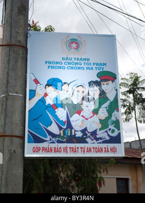 Dalat, Vietnam, ein propagandaplakat attraktiv für Menschen zu folgen verstorbenen Präsidenten Ho Chi Minh moralische Werte im ganzen Land gesehen werden kann. Stockfoto