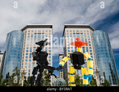 Spielzeug Bausteine Menschen Handshake auf Bürogebäude Hintergrund Stockfoto