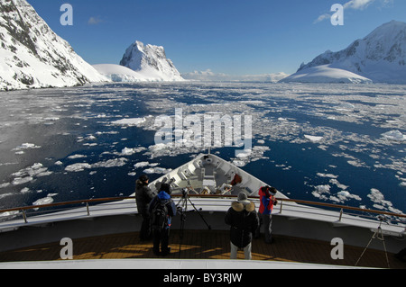 Touristen auf einer Kreuzfahrt Schiff im Lemaire-Kanal in der Nähe der antarktischen Halbinsel, Antarktis Stockfoto