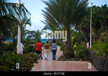 Touristen auf der Promenade von Costa Adeje, Teneriffa, Kanarische Inseln, Spanien Stockfoto