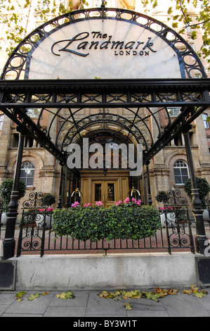 Vordach über dem Eingang der Landmark Hotel Stockfoto