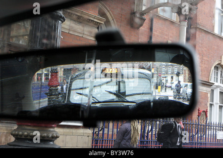 Eines der Bilder (3) Mit Rückspiegel London Taxis an der Marylebone Station erfassen widerspiegelt. Stockfoto