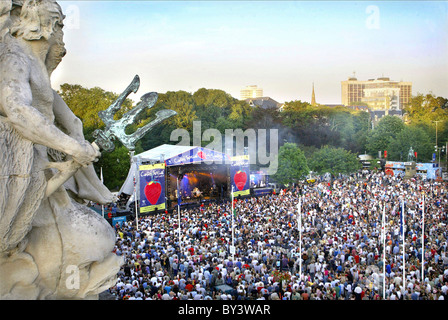 Eine Menschenmenge beobachten eine der Bands, die in einem kostenlosen Open-Air-Konzert, Teil des großen Wochenendes, Cardiff. Stockfoto