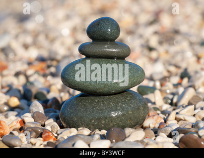 Pyramide aus mit nassen Kieselsteine am Meeresstrand Stockfoto