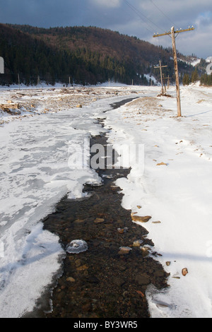 Zugefrorenen Fluss auf einer Winter-Berglandschaft Stockfoto