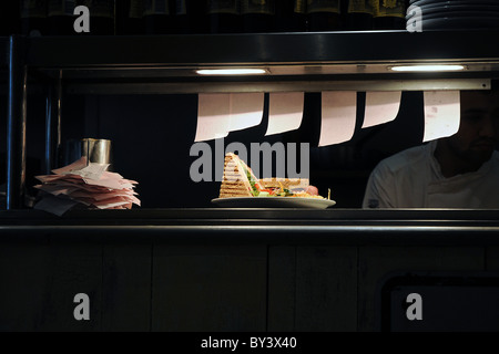 Ein Sandwich auf der Theke bereit, in einem Restaurant beim Frühstück serviert werden. Stockfoto