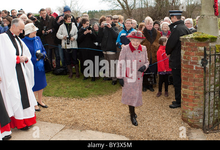 Die britische Queen Elizabeth, Prinz Philip in Begleitung besucht einen Sonntagmorgen Service in Hillington, Norfolk Stockfoto
