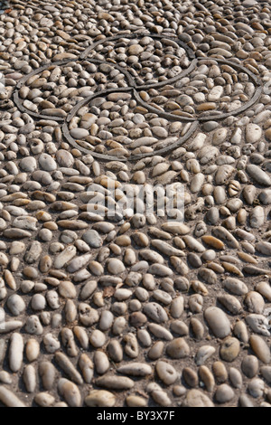 RUNDE SYMBOL KIESELSTEINE AUF EINE GASSE, CHINESISCHER GARTEN, LUISENPARK PARKWAY, MANNHEIM, BADEN-WÜRTTEMBERG, DEUTSCHLAND Stockfoto