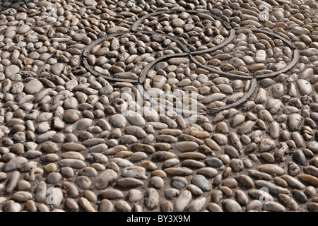 RUNDE SYMBOL KIESELSTEINE AUF EINE GASSE, CHINESISCHER GARTEN, LUISENPARK PARKWAY, MANNHEIM, BADEN-WÜRTTEMBERG, DEUTSCHLAND Stockfoto