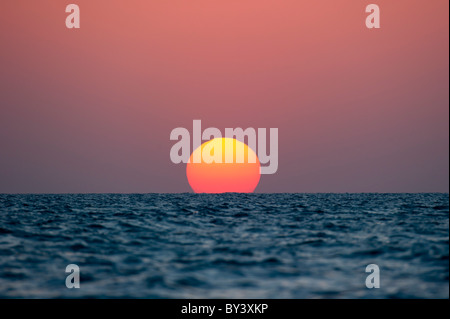 Sonnenuntergang auf dem Meer in Dubai, Vereinigte Arabische Emirate. 16.11.2010 Stockfoto