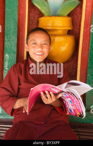 junge tibetische-Sherpa Mönch ein Computer Buch in einem Kloster bei Bodhnath in Kathmandu, Nepal Stockfoto