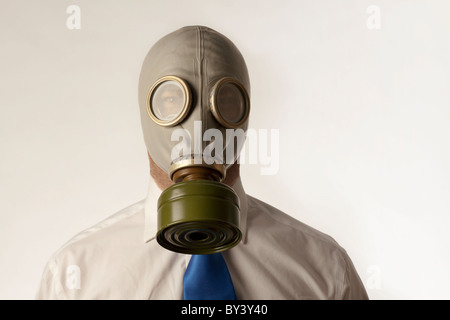 Mann mit einer Gasmaske in Hemd und Krawatte Stockfoto