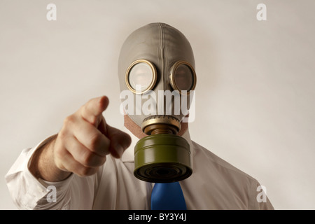 Mann mit einer Gasmaske in Hemd und Krawatte Stockfoto