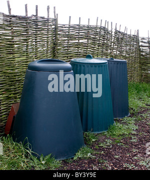 GARTENKOMPOSTBEHÄLTER AUS KUNSTSTOFF. Stockfoto