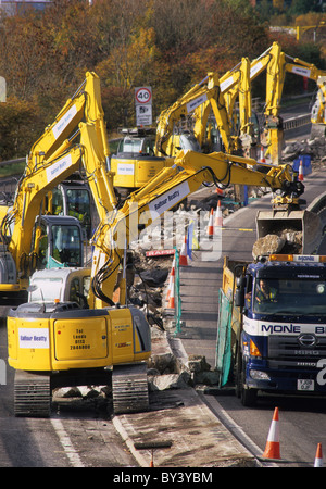 Bagger arbeiten auf Baustellen und Upgrade der M621 Autobahn in die Stadt Leeds Yorkshire UK Stockfoto