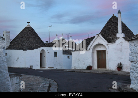 Nachtansicht des berühmten italienischen Stadt Alberobello trulli Stockfoto