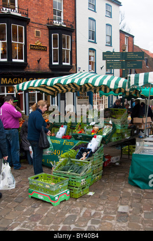 Obst und Gemüse Stand an der Spitze des steilen Hügel in der Stadt Lincoln in Lincolnshire Stockfoto