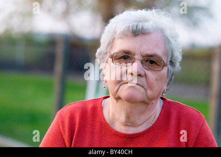 Ältere Frau Porträt im freien Stockfoto