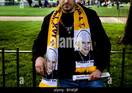 Der Papst in London. Papst Benedict XVI. Joseph Aloisius Ratzinger geboren. Menschen aus der ganzen Welt versucht, einen Blick zu fangen. Stockfoto